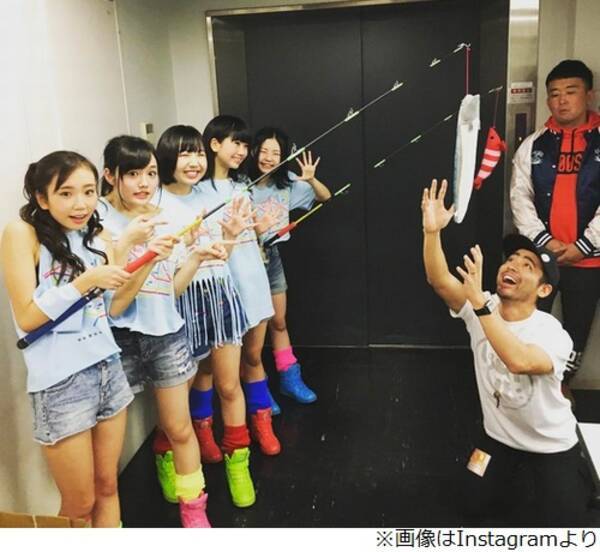 山田孝之 アイドルから エサ もらい大喜び 17年2月27日 エキサイトニュース