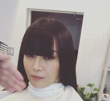 鈴木紗理奈が 前髪パッツン黒髪 に リンゴ姉さん の声も 18年12月12日 エキサイトニュース