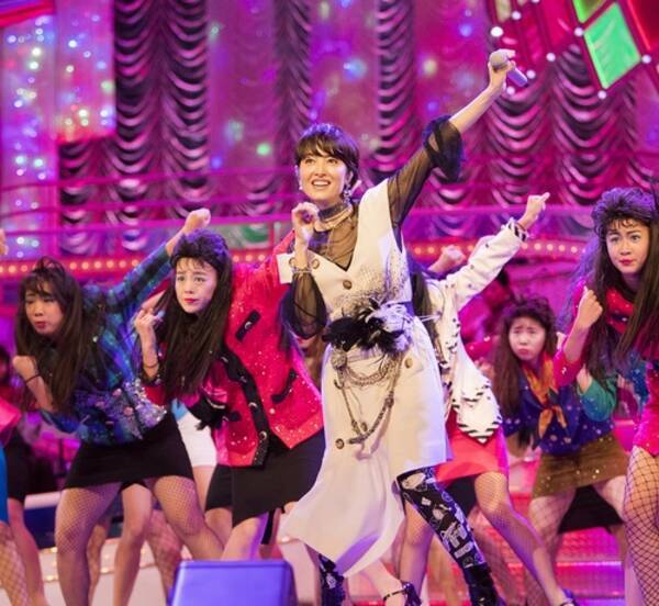 荻野目洋子と登美丘高校ダンス部がバブリー共演 17年11月1日 エキサイトニュース