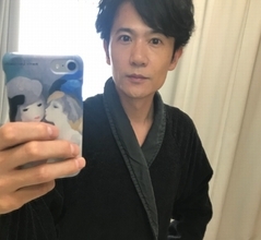 稲垣吾郎がバスローブ姿の自撮り写真公開