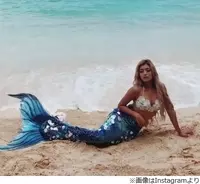 ローラ 砂浜でセクシーな人魚姫になる 波に驚く笑顔がかわいい 18年10月10日 エキサイトニュース