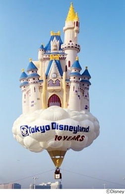 Tdl パートナーズ像 にまつわる3つの物語 シンデレラ城を背に立つウォルト ディズニーとミッキーマウスの銅像 14年12月15日 エキサイトニュース