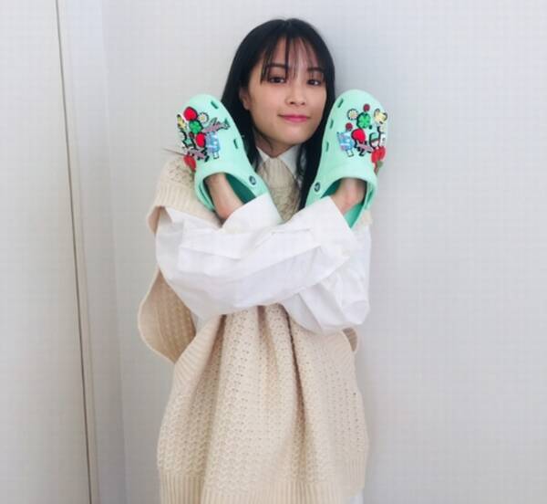 広瀬すず クロックス新色持つ姿に かわいい 殺到 年3月27日 エキサイトニュース