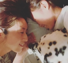 高岡早紀、娘＆愛犬との“添い寝”に反響「優しい世界」