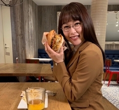 桜井日奈子“ごほうび”ハンバーガーに満面の笑み