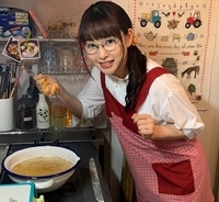 桜井日奈子、かわいいエプロン姿で“からあげ調理中”