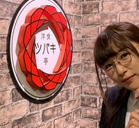 桜井日奈子、看板の横から“ひょっこり”