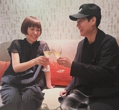 見つめ合う渡辺満里奈＆名倉潤夫妻、“19回目の結婚記念日”迎え乾杯