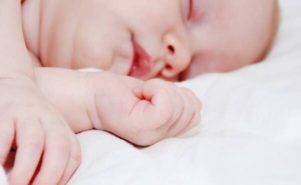 イメージカタログ 美しい 新生児 睡眠中 うなる