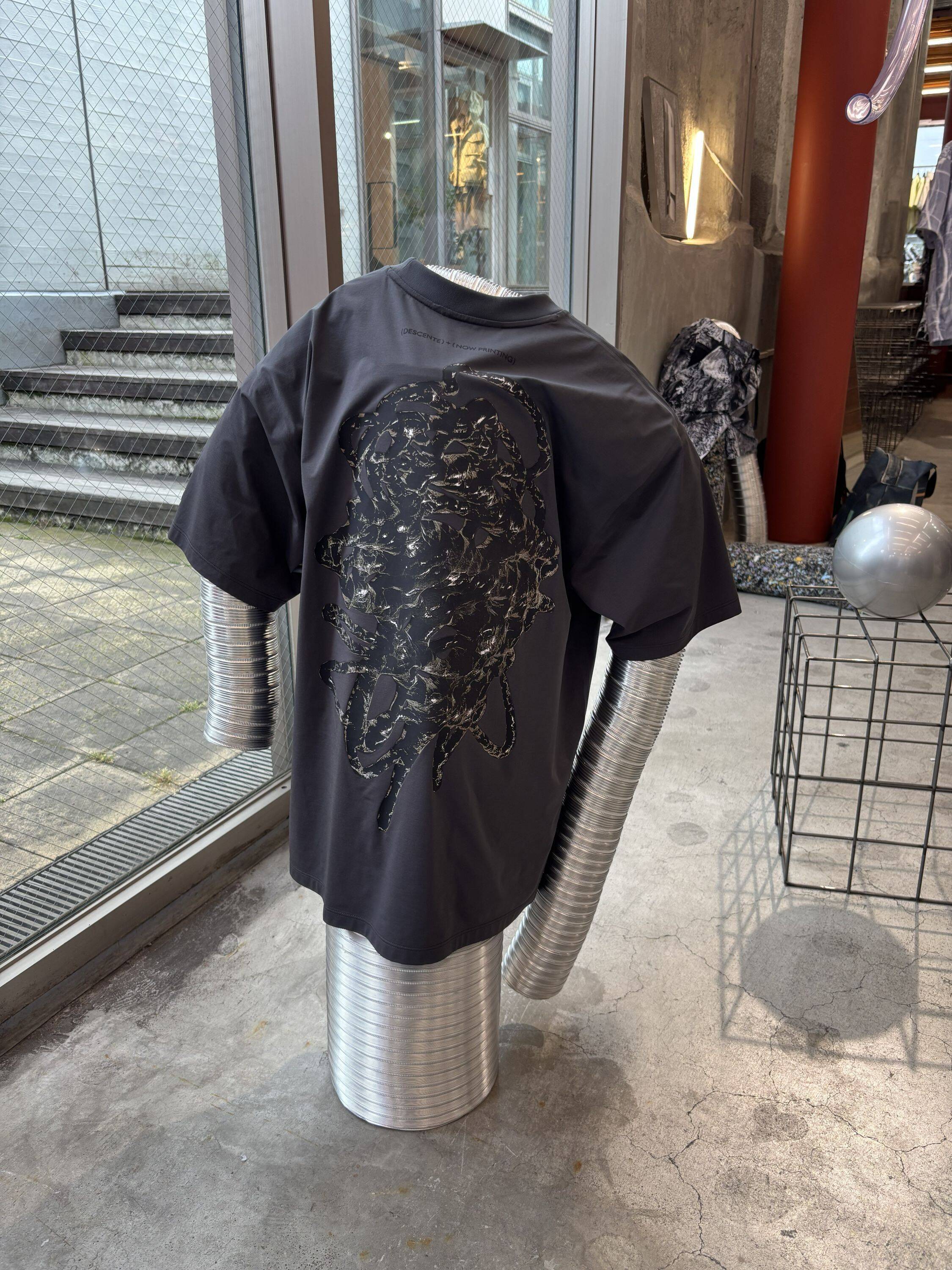 「DESCENTE ALLTERRAIN」が、グラフィックデザイナー・上西祐理との限定コレクションを発売。代官山でインスタレーション展示が開催中。