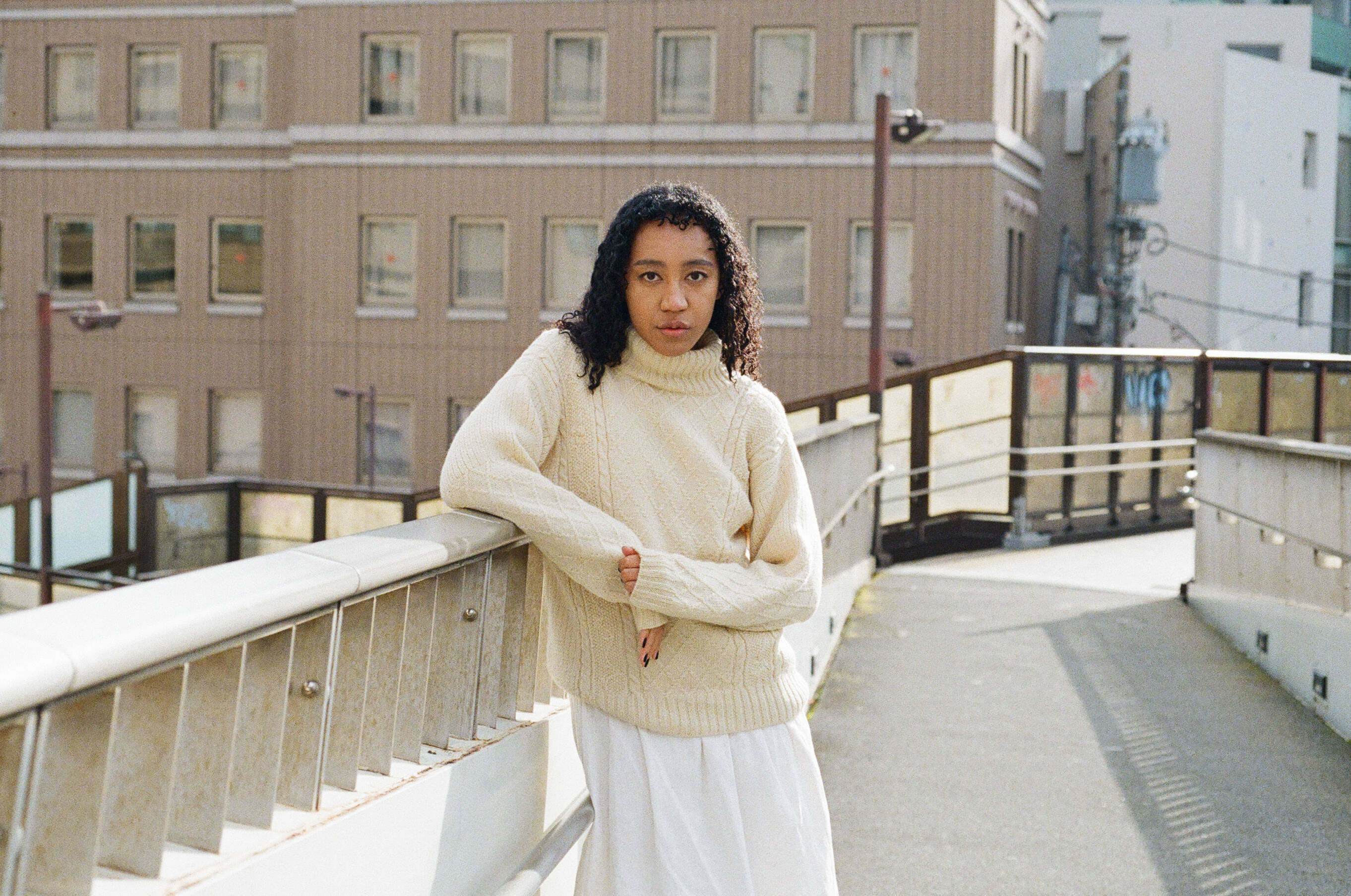 「分断のシンボルにはなりたくない」モデル・中山理名が褐色の肌・カールヘアの自分の“ソフトなイメージ”を発信する理由