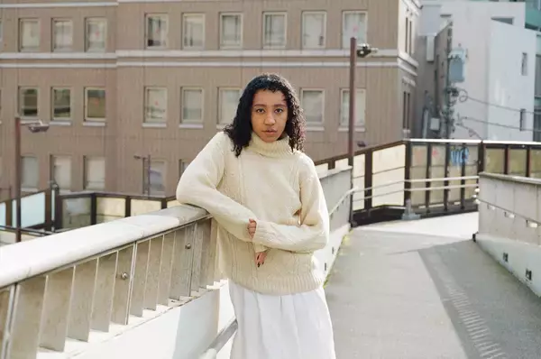 「「分断のシンボルにはなりたくない」モデル・中山理名が褐色の肌・カールヘアの自分の“ソフトなイメージ”を発信する理由」の画像