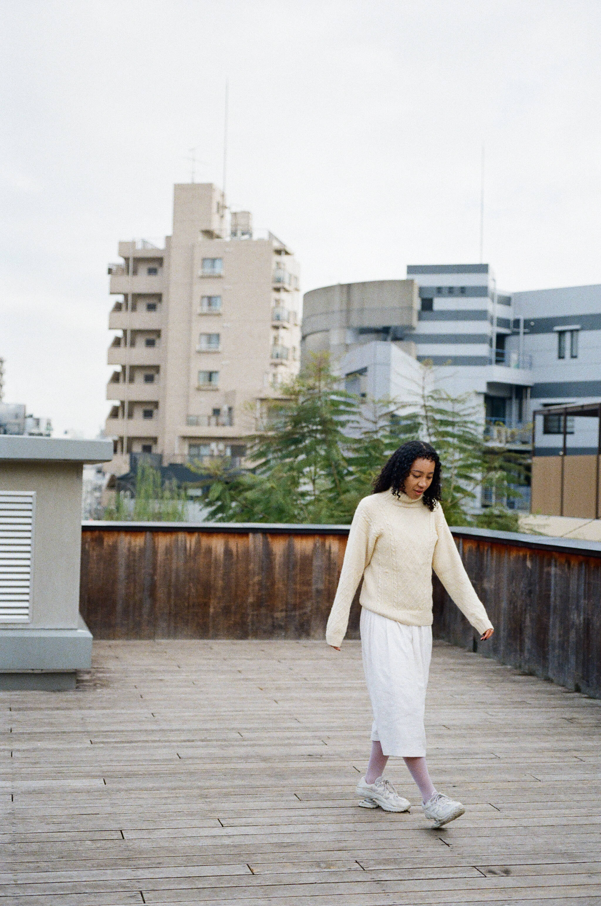 「分断のシンボルにはなりたくない」モデル・中山理名が褐色の肌・カールヘアの自分の“ソフトなイメージ”を発信する理由