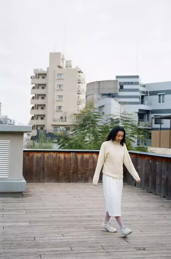 「「分断のシンボルにはなりたくない」モデル・中山理名が褐色の肌・カールヘアの自分の“ソフトなイメージ”を発信する理由」の画像