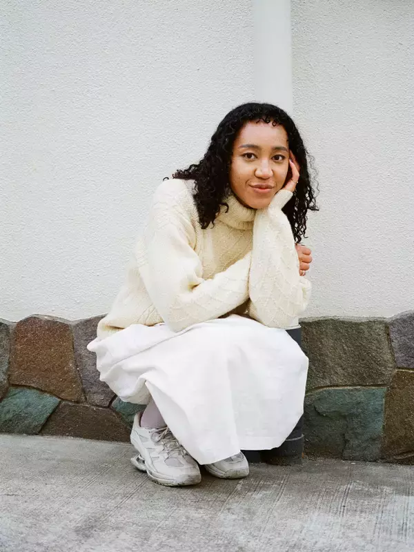 「「分断のシンボルにはなりたくない」モデル・中山理名が褐色の肌・カールヘアの自分の“ソフトなイメージ”を発信する理由」の画像