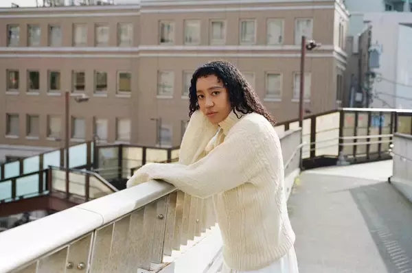 「分断のシンボルにはなりたくない」モデル・中山理名が褐色の肌・カールヘアの自分の“ソフトなイメージ”を発信する理由