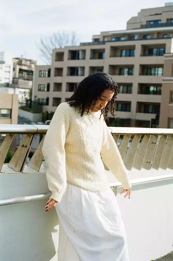 「「分断のシンボルにはなりたくない」モデル・中山理名が褐色の肌・カールヘアの自分の“ソフトなイメージ”を発信する理由」の画像