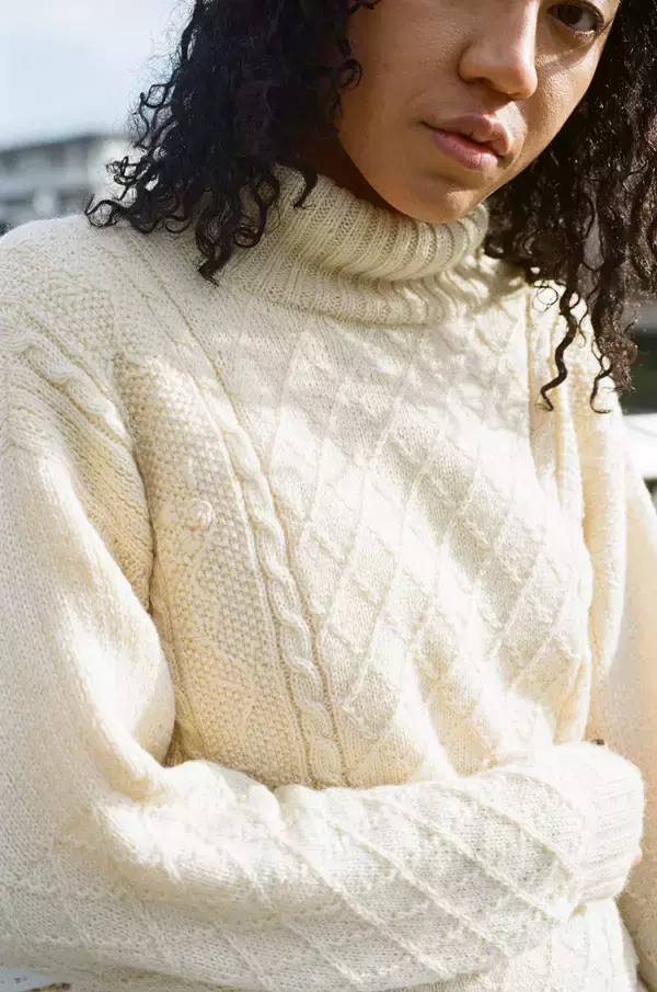 「「分断のシンボルにはなりたくない」モデル・中山理名が褐色の肌・カールヘアの自分の“ソフトなイメージ”を発信する理由」の画像