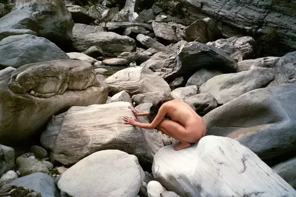 「裸のセルフィーを撮ることで世界との繋がりをみつけるアーティストSharol Xiao」の画像