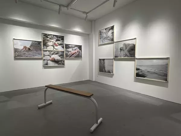 「裸のセルフィーを撮ることで世界との繋がりをみつけるアーティストSharol Xiao」の画像