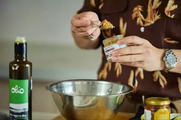 「「多様なルーツの人に寄り添えるマスタードに」脇役にも主役にもなれる日本発マスタードブランド「Naked Mustard」の酒井隆行にインタビュー＜Sponsored＞」の画像