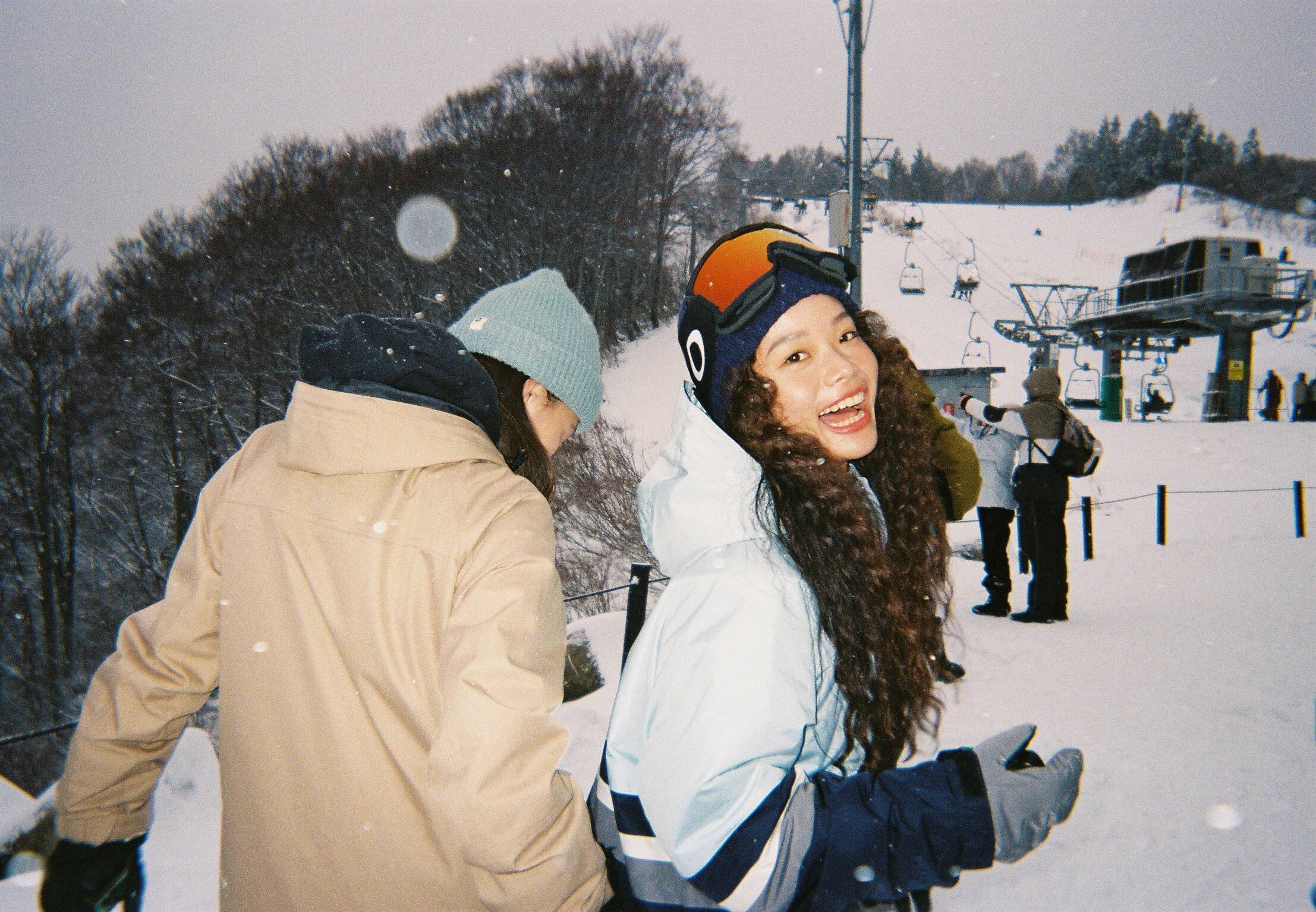 ゲレンデには「写ルンです™」。雪景色と、私たちの瞬間を写真に残そう