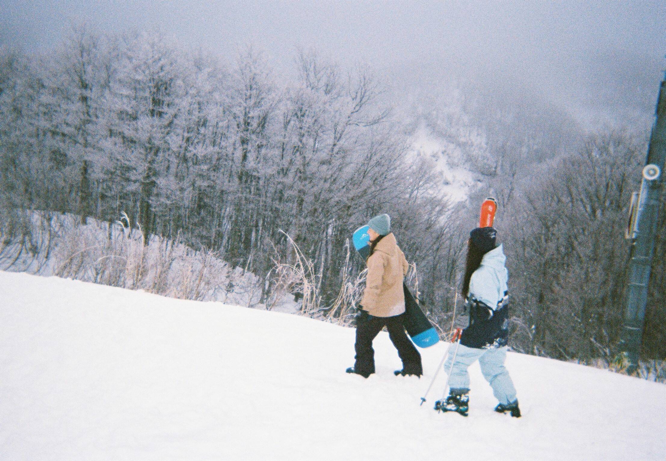ゲレンデには「写ルンです™」。雪景色と、私たちの瞬間を写真に残そう
