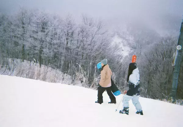 「ゲレンデには「写ルンです™」。雪景色と、私たちの瞬間を写真に残そう」の画像