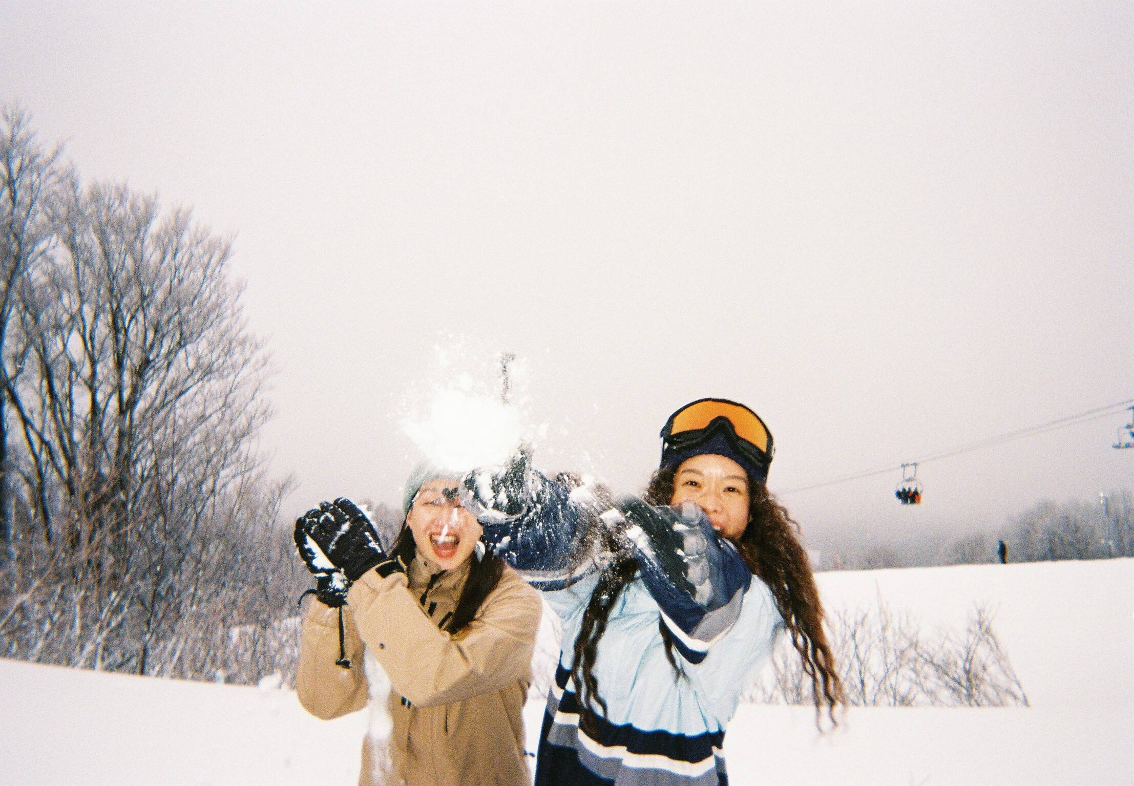 ゲレンデには「写ルンです™」。雪景色と、私たちの瞬間を写真に残そう