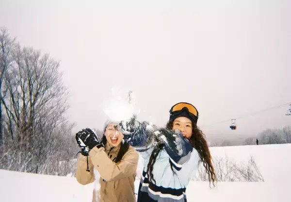 「ゲレンデには「写ルンです™」。雪景色と、私たちの瞬間を写真に残そう」の画像