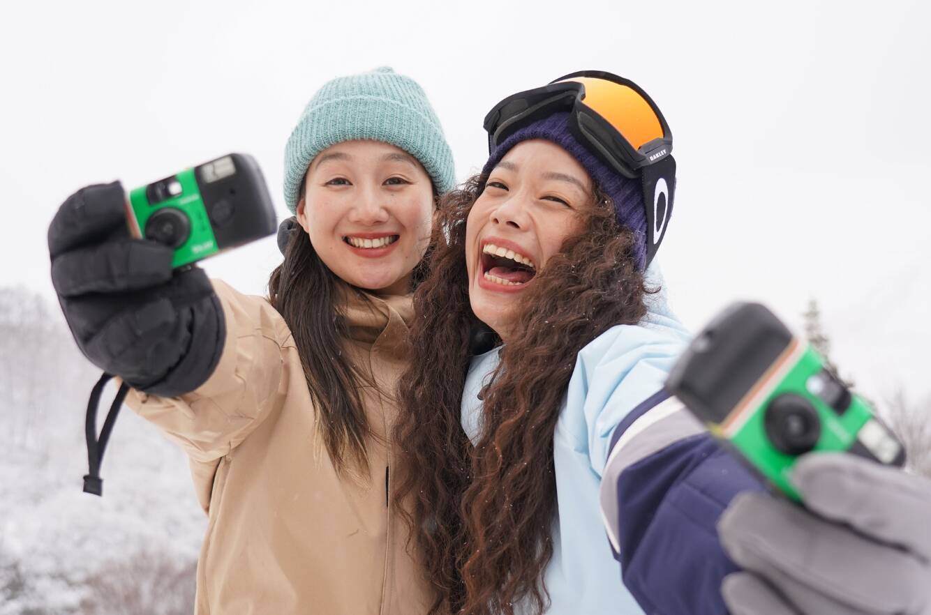 ゲレンデには「写ルンです™」。雪景色と、私たちの瞬間を写真に残そう