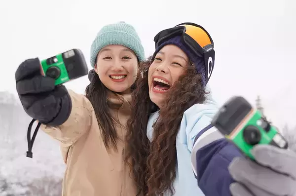 「ゲレンデには「写ルンです™」。雪景色と、私たちの瞬間を写真に残そう」の画像