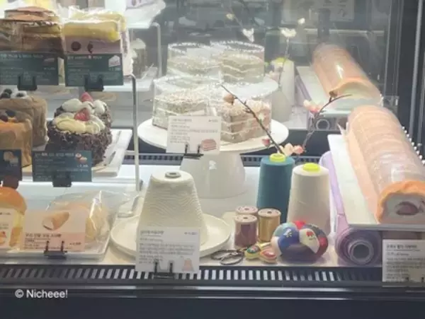 「韓国・ソウルで人気の「広蔵市場」にレトロなスターバックスがオープン！現地レポ」の画像