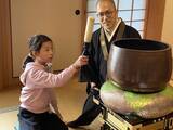 「小学生が増上寺で年末大掃除体験 「ケアリーブ」配布イベント開催中」の画像3