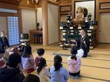 「小学生が増上寺で年末大掃除体験 「ケアリーブ」配布イベント開催中」の画像4