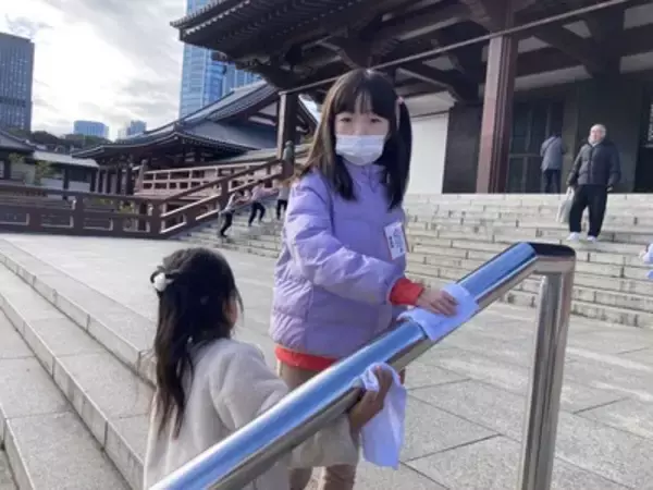 「小学生が増上寺で年末大掃除体験 「ケアリーブ」配布イベント開催中」の画像