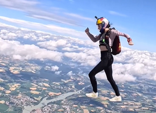 スカイダイビング中に空中を歩く？驚きのスカイウォーキング