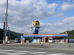 日本にここだけの「ローソン」が高知に！ 巨大な「しんじょう君」の謎と店内も賑やか