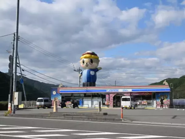 日本にここだけの「ローソン」が高知に！ 巨大な「しんじょう君」の謎と店内も賑やか