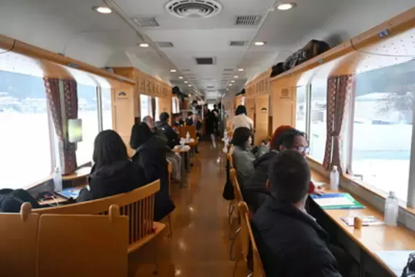 「【京都】 人気観光列車「丹後あかまつ号」で味わう、クロマグロ料理と絶景の鉄道旅へ」の画像