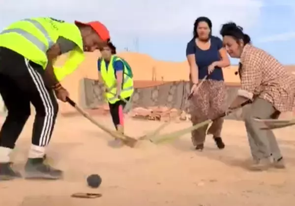 砂の上でボールを奪い合う？砂漠のホッケー