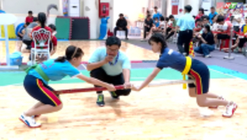 長さ2メートルの棒を押し合う真剣勝負！ベトナムの民俗遊び「棒押し」