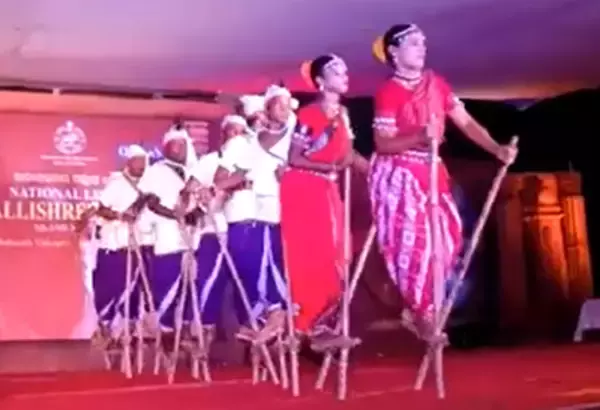 竹馬をつま先で挟んでステップを踏み続ける？インドの過酷な民族舞踊