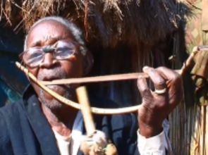 演奏者の口に共鳴して音が鳴る口ギター？モザンビーク伝統楽器「チザンベ」