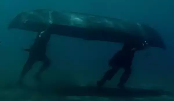 映画「パイレーツ・オブ・カリビアン」手漕ぎボートで潜水艦は現実的に可能なのか？海外の番組が実際に検証していた