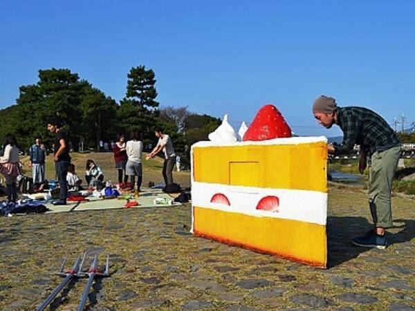 京都 鴨川 毎月２２日に出現する 巨大ショートケーキ の謎を解く 12年11月13日 エキサイトニュース