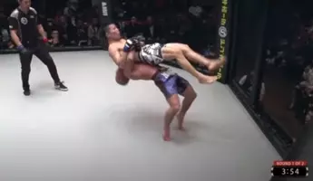 格闘技の試合 オナラ で決着 技の応酬の中で顔へ放屁され戦意喪失 14年3月12日 エキサイトニュース