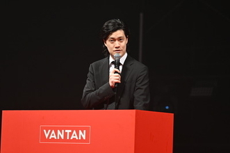 バンタン入学式2000名の新入生 霜降り明星・粗品がサプライズ登場 バンタン