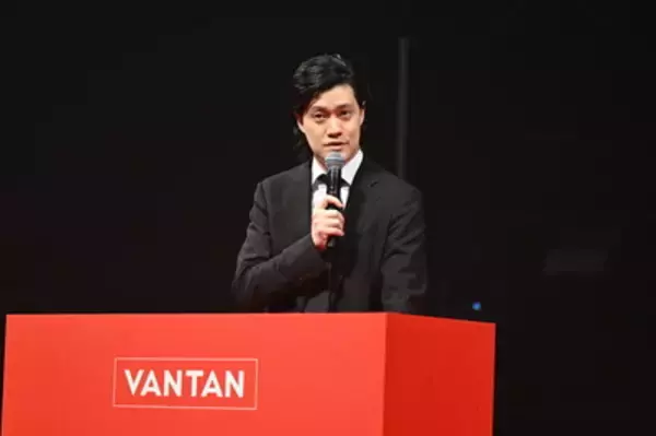 バンタン入学式2000名の新入生 霜降り明星・粗品がサプライズ登場 バンタン