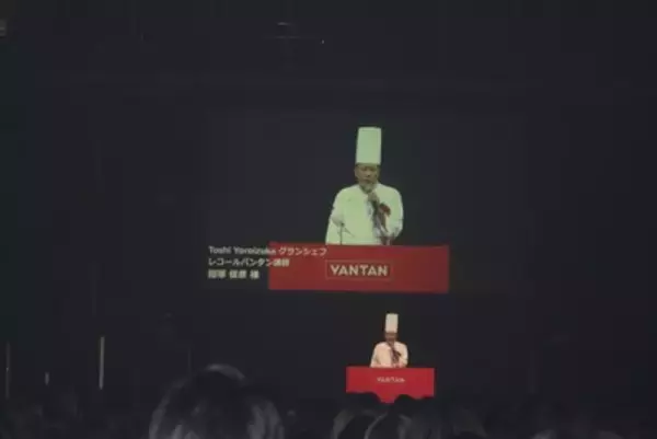 「バンタン入学式2000名の新入生 霜降り明星・粗品がサプライズ登場 バンタン」の画像